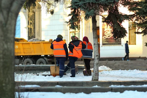 Kiev Ucrania Marzo 2018 Mujeres Conserjes Overoles Limpiando Nieve Con — Foto de Stock