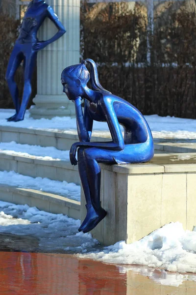 Irpin 乌克兰 2018年3月26日 蓝色雕像一个思考坐在中心广场上的女孩 现代艺术 — 图库照片