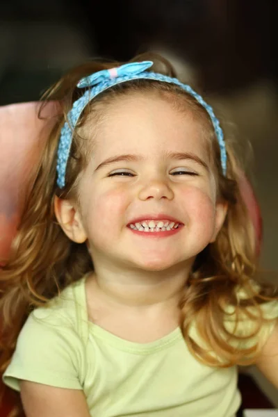 Närbild Porträtt Småbarn Flicka Med Ett Mycket Toothy Leende — Stockfoto