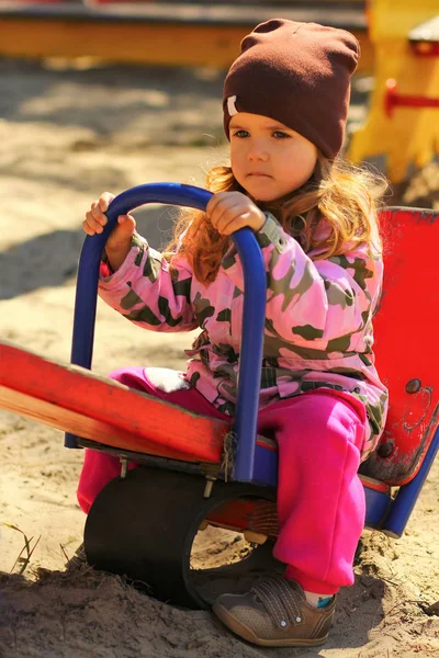Серьезный Ребенок Девочка Детской Площадке Кусает Нижнюю Губу — стоковое фото