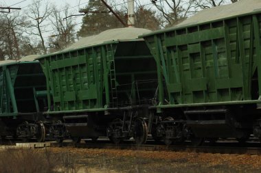 Toplu kargo taşıma hareket eski Yeşil demiryolu yük treni yakın