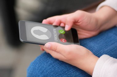 Akıllı telefon ve bilinmeyen bir telefon görüşmesi ile kadınların ellerini kapat. Sahtekarlık ya da dolandırıcılık.