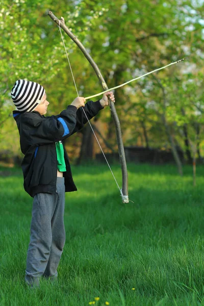 Junge Schießen Mit Einem Handgefertigten Pfeil Und Bogen Bogenschießen — Stockfoto