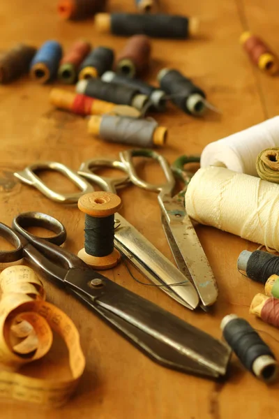 Schere Und Fadenspulen Auf Dem Holztisch Verstreut — Stockfoto