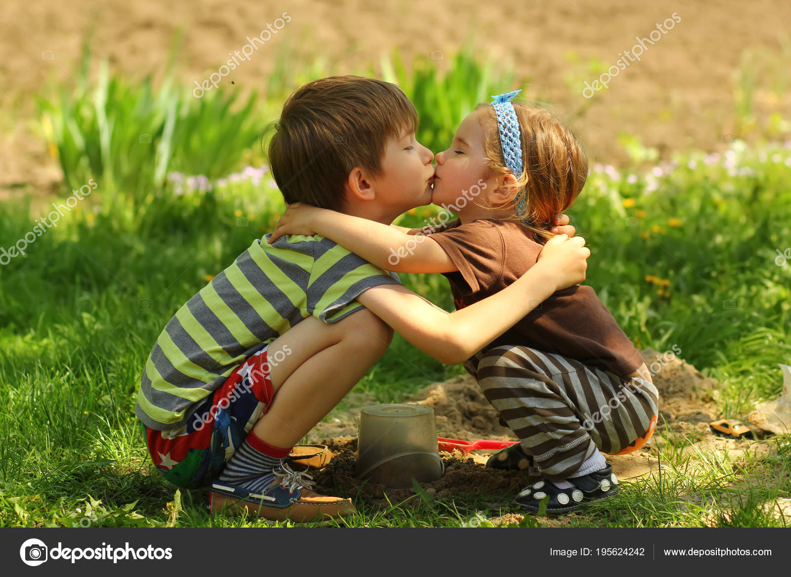 Imágenes: ninos besandose | Niños Besándose Abrazándose Jardín Vista