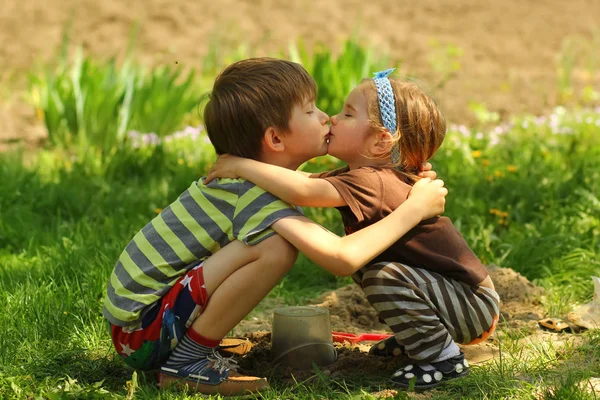 Kinderen Zoenen Knuffelen Tuin Zijaanzicht — Stockfoto