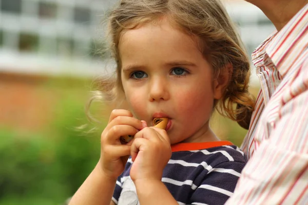 Close Ritratto Una Bambina Che Soffia Fischietto Legno Giocattolo All — Foto Stock