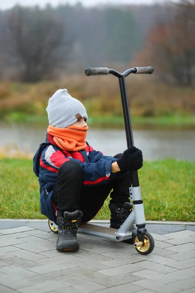 Porträt Eines Siebenjährigen Kaukasischen Jungen Und Seines Motorrollers Herbstpark — Stockfoto