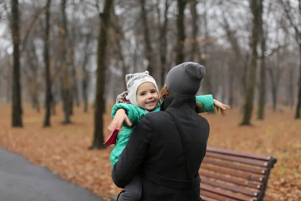 Anya Egy Kislányt Cipel Őszi Parkban — Stock Fotó