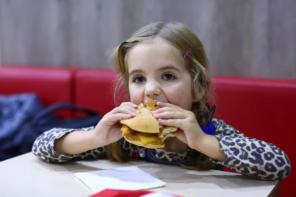 Retrato Una Niña Caucásica Cuatro Años Comiendo Hamburguesa Café —  Fotos de Stock