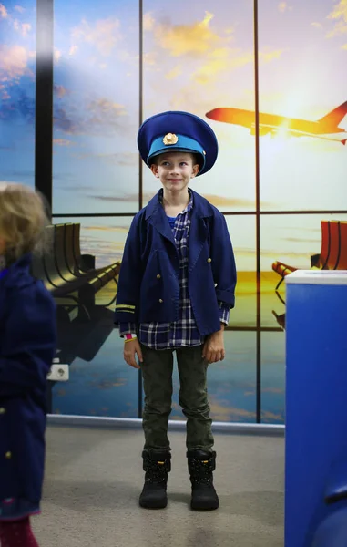 Vit Sjuårig Pojke Pilotuniform Begreppet Framtida Yrke Och Karriärdröm — Stockfoto
