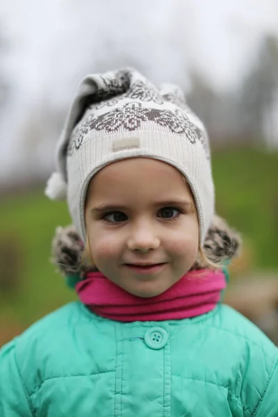 Close Portret Van Een Speels Vier Jaar Oud Kaukasisch Meisje — Stockfoto