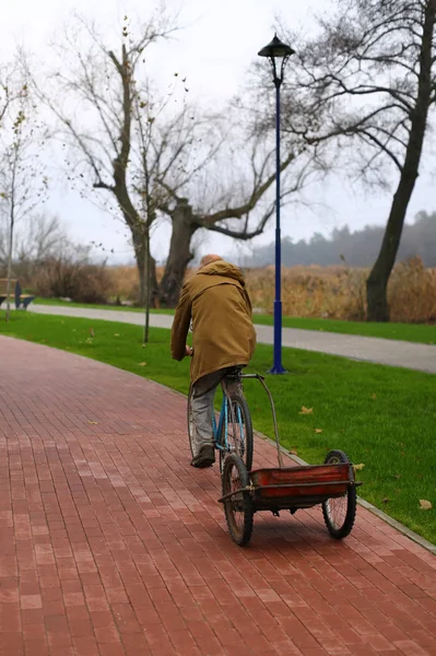 Mann Mit Fahrrad Und Kutsche Einem Herbstpark — Stockfoto