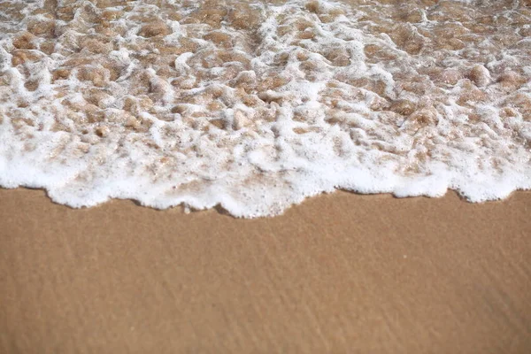 負の空間を持つ砂浜と海泡の抽象的な背景 — ストック写真