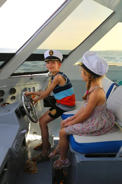 Jachtot Vezető Gyermekek Portréja — Stock Fotó