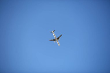 Mavi gökyüzünde uçan jet uçağı