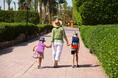 İki çocuklu bir annenin yaz sokak portresi.