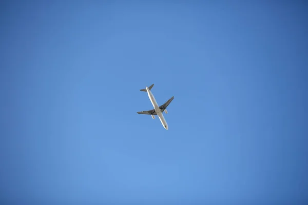 Düsenflugzeug Fliegt Den Blauen Himmel — Stockfoto