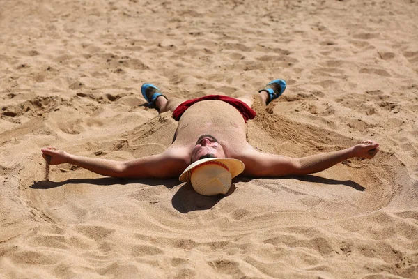 Portret Van Een Man Aan Het Bakken Zon Het Zandstrand — Stockfoto