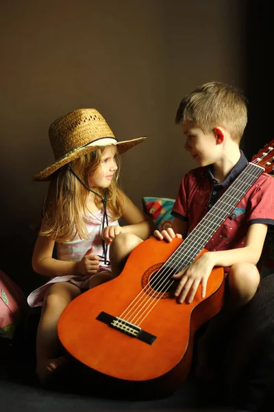 앉아서 서양식 밀짚모자를 기타를 코카서스 아이들 — 스톡 사진
