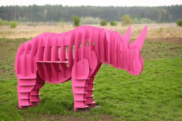 Irpin Ucrânia Maio 2020 Monumento Moderno Rosa Metálico Rinoceronte Beira — Fotografia de Stock