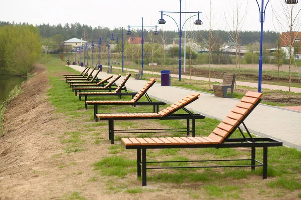 Rij Van Houten Ligstoelen Ligbedden Aan Rivier Stad Boulevard — Stockfoto