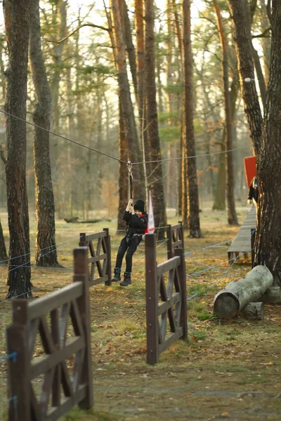 Retrato Niño Volando Aire Tirolina Bosque Otoño Con Arnés Seguridad —  Fotos de Stock