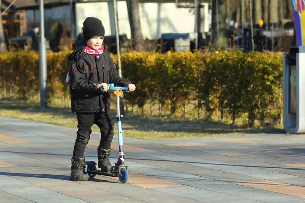 Rua Retrato Sincero Menino Caucasiano Iluminado Pelo Sol Montando Scooter — Fotografia de Stock