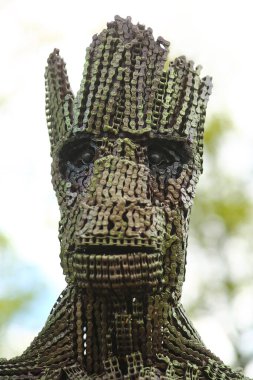 Bucha, Ukrayna - 21 Mayıs 2020: Zincir halkalarından kaynaklanan metal steampunk canavar kafası. Modern sanat