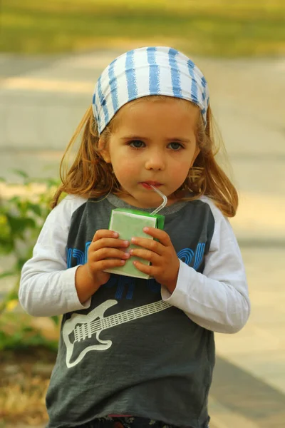 Primo Piano Ritratto Una Bambina Caucasica Quattro Anni Che Beve — Foto Stock