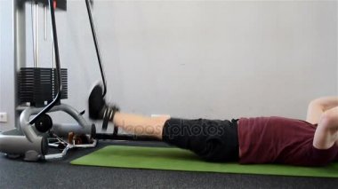 Simülatör spor salonunda çalışan adam