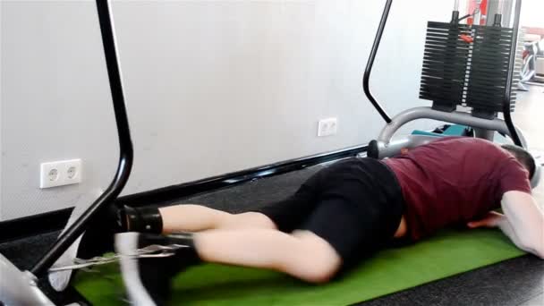 Mann arbeitet im Fitnessstudio am Simulator — Stockvideo