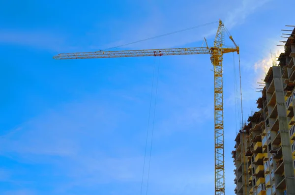 Tower crane at the construction of the house — Stock Photo, Image