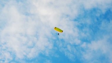 Gökyüzünde Paraplane. Video.