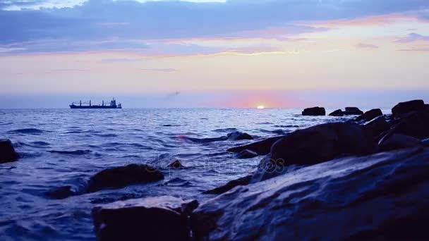 Silueta del barco sobre el amanecer — Vídeo de stock