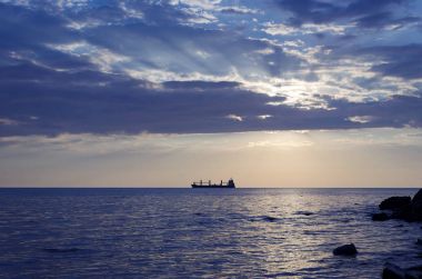 Güneşin doğuşunu gemideki silüeti