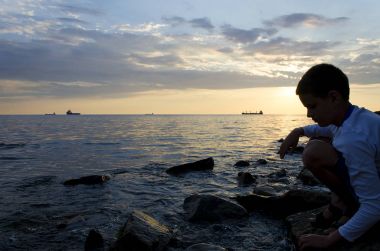 Gündoğumu ve genç silüeti üzerinde gemi silueti