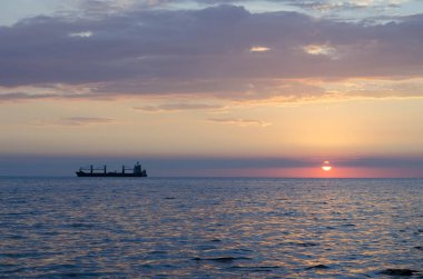 Güneşin doğuşunu gemideki silüeti