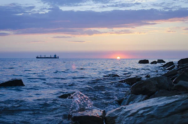 Silueta del barco sobre el amanecer — Foto de Stock