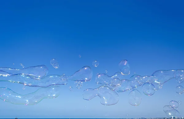 Bolle di sapone contro il cielo blu — Foto Stock