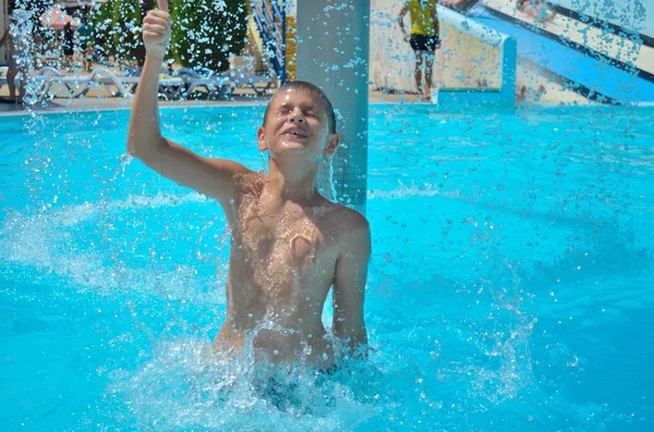 少年跳水和在游乐园中有乐趣. — 图库照片