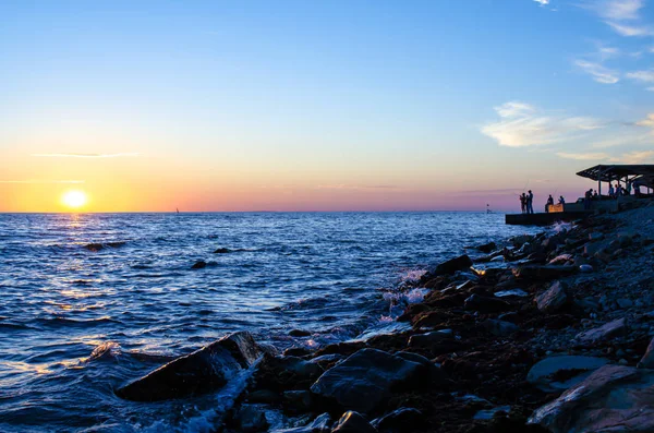 Silhouette des Fischers über dem Sonnenaufgang. — Stockfoto