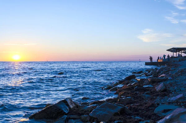 Silhuetten av thefisherman över soluppgången. — Stockfoto