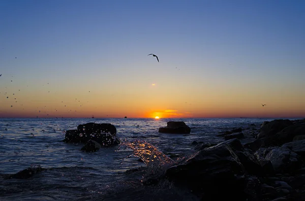 Altında belgili tanımlık deniz dalgaları ile parlak günbatımı sıçramalarına. — Stok fotoğraf