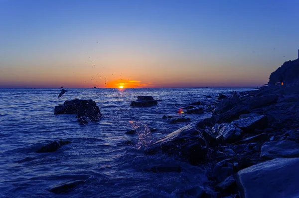 Bright sunset under the sea with waves splashes. — Stock Photo, Image