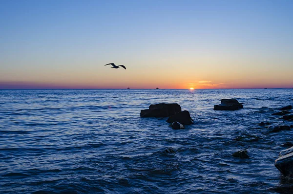 Altında belgili tanımlık deniz dalgaları ile parlak günbatımı sıçramalarına. — Stok fotoğraf