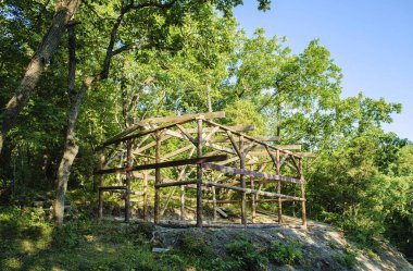 Ormanın içinde ahşap bir ev inşaatı