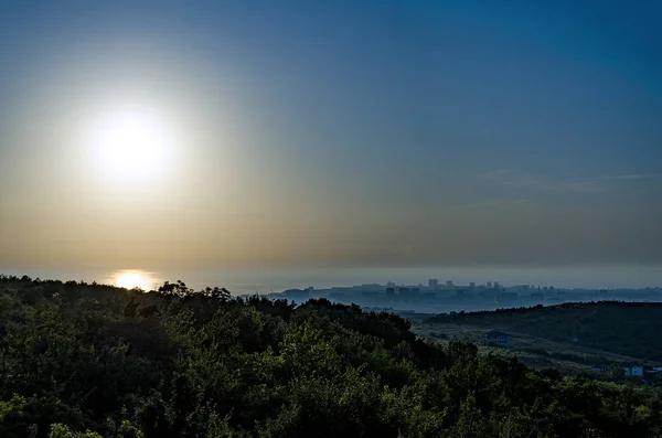 Paisaje escénico de la costa del Mar Negro en las montañas del Cáucaso por Anapa, Rusia . — Foto de Stock