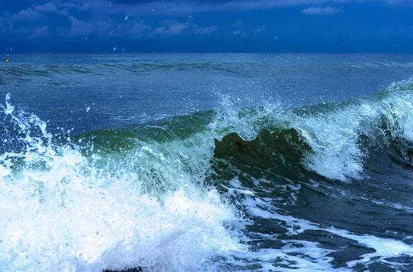 Mar transparente costero rompiendo olas — Foto de Stock