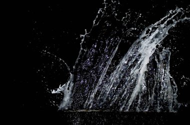 Dalga Karadeniz üzerinde sıçramasına.